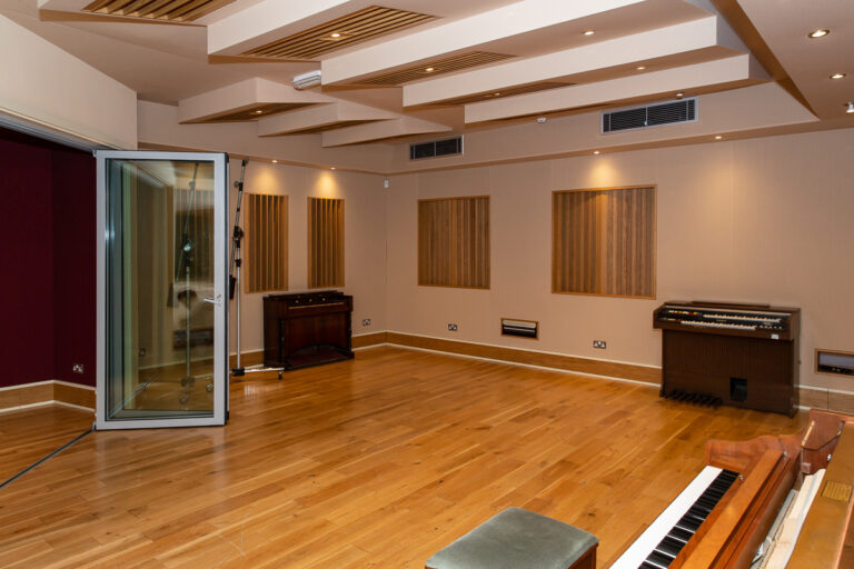 Spacious Live Room