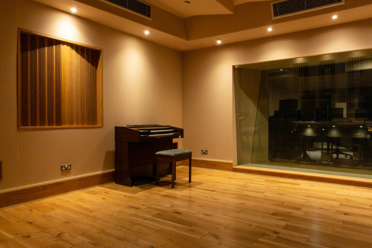 Spacious Live Room